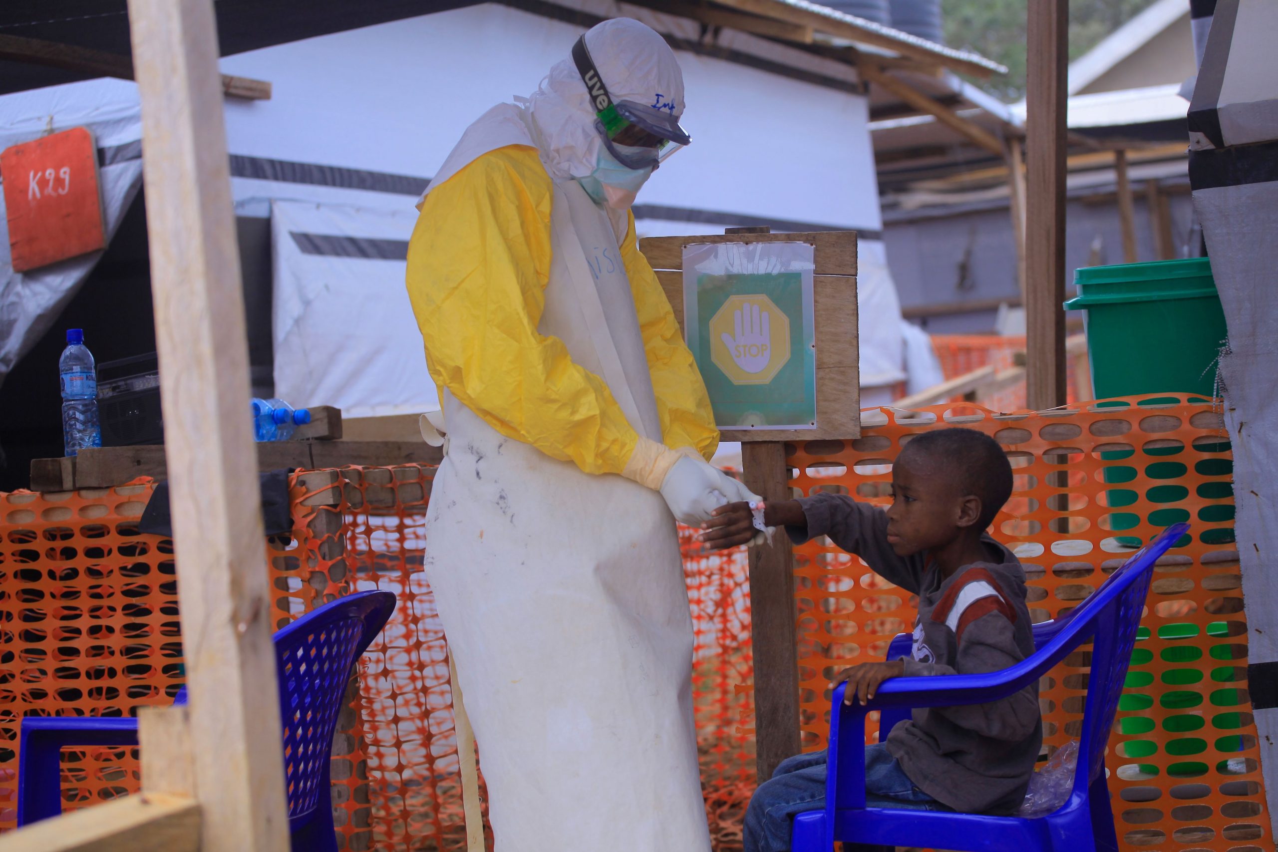 Trebuie să învățăm din trecut pentru a pune capăt COVID-19. Cheia poate fi lecția epidemiei de Ebola din 2015