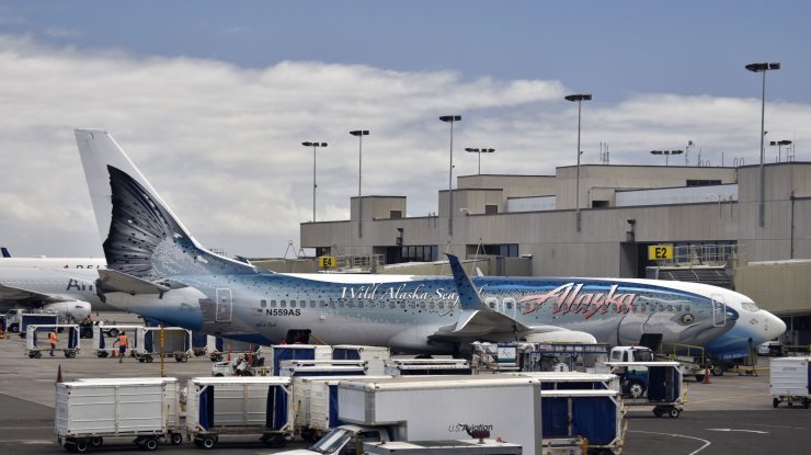 O femeie care s-ar fi vaccinat cu „Maderna” a fost arestată pe aeroport