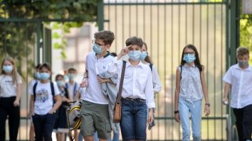 Petre-Florin Manole: Clotilde Armand îi pedepseşte pe elevi, neplătindu-le bursele restante