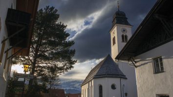 Caz șocant în Austria. Un bărbat și-a ascuns mama moartă în pivniță pentru a-i lua pensia. Cadavrul a fost acoperit cu nisipul din litiera pisicii