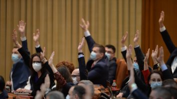 Moțiunea de cenzură a social-democraților va fi citită în plenul Parlamentului, joi după-amiază, în lipsa premierului.