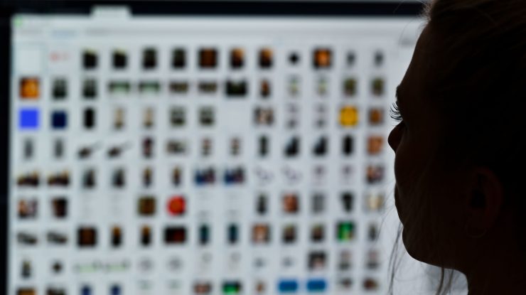 Cel mai amplu sondaj de acest gen arată că 70% dintre respondenți au văzut pentru prima dată materiale despre abuzuri sexuale asupra copiilor când aveau mai puțin de 18 ani Sondajul, realizat de Protect Children a fost postat pe "dark web", astfel încât utilizatorii să îl găsească în timp ce căutau în mod activ conținut ilegal cu copii SONDAJ-Creșterea numărului de abuzuri online asupra copiilor este enormă