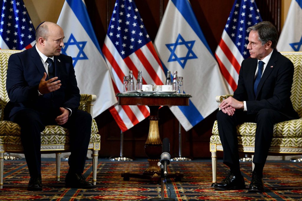 Prim-ministrul israelian Naftali Bennett și secretarul de stat american Antony Blinken.
