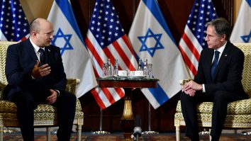 Prim-ministrul israelian Naftali Bennett și secretarul de stat american Antony Blinken.