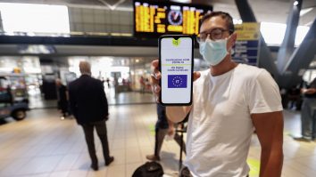 COVID-19. O nouă țară introduce certificatele verzi. Oamenii au început să iasă în străzi pentru a protesta