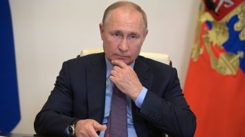 Focar de COVID-19 la Kremlin. Vladimir Putin, autoizolat, spune că zeci de persoane din anturajul său au coronavirus