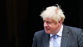 Boris Johnson este constrâns de partidul său să demisioneze