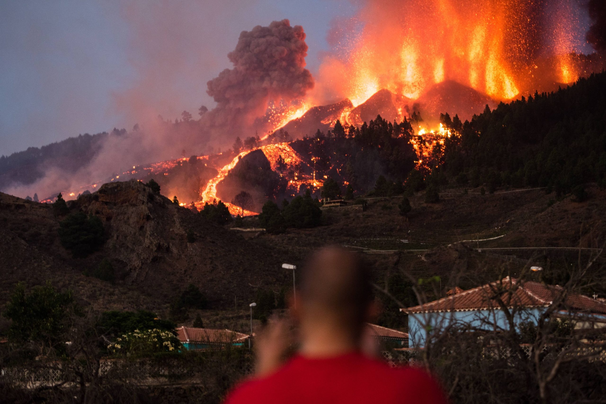 VIDEO. Un vulcan din Insulele Canare a erupt continuu toată noaptea. Specialiștii spun că nu se va opri prea curând