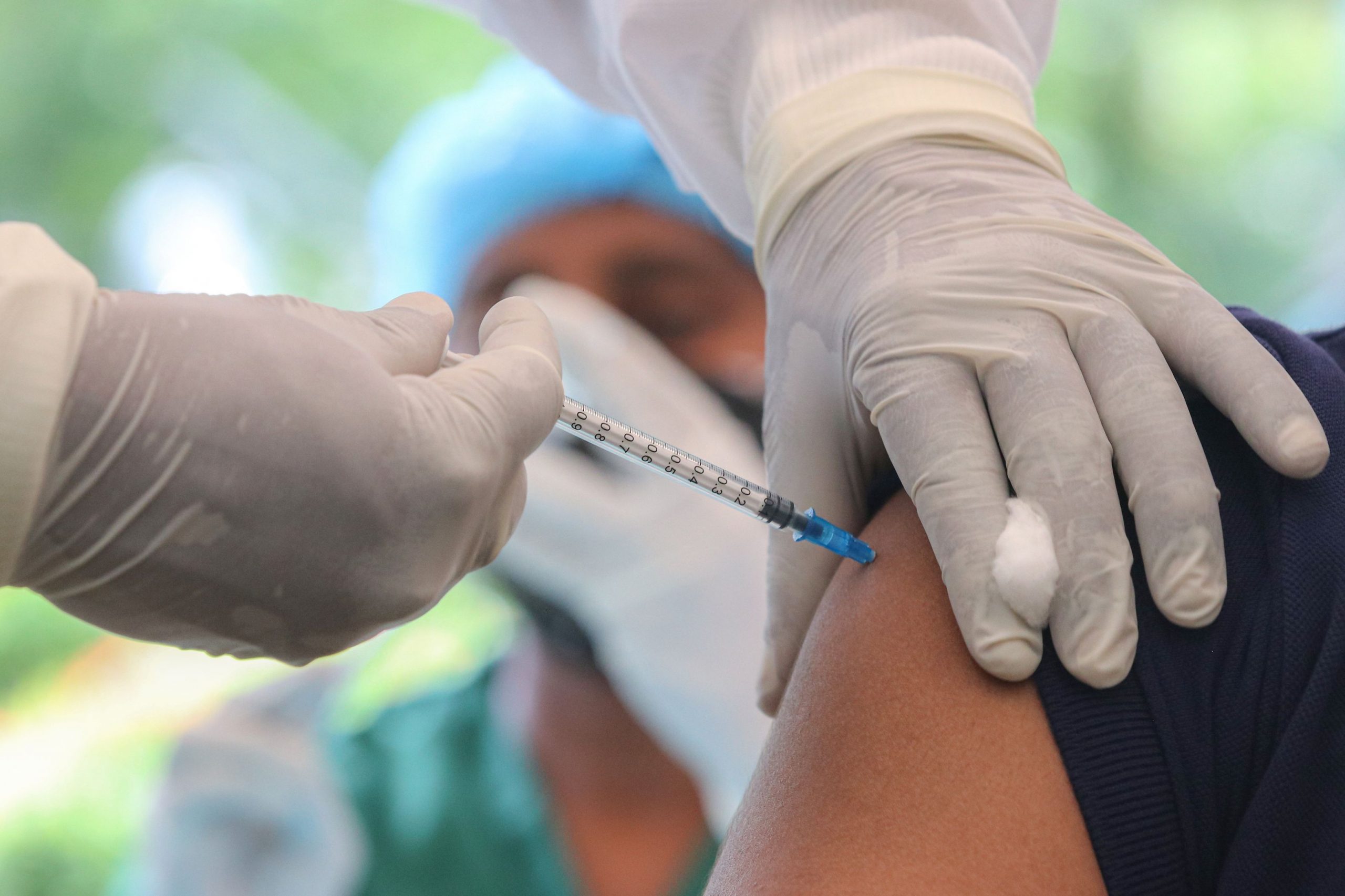 Campanie anti-COVID în România: Doza 3 și valul 4 sporesc vaccinarea