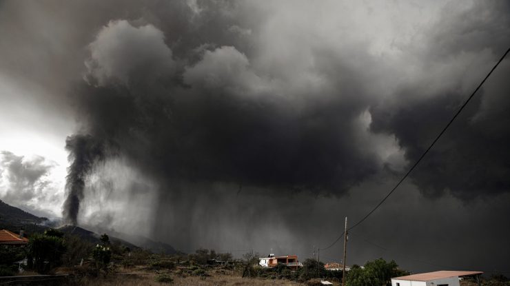 România va fi tranzitată de un nor de cenușă de la erupția vulcanică din La Palma, Spania. ANM: Valorile de sulf sunt la un nivel ridicat