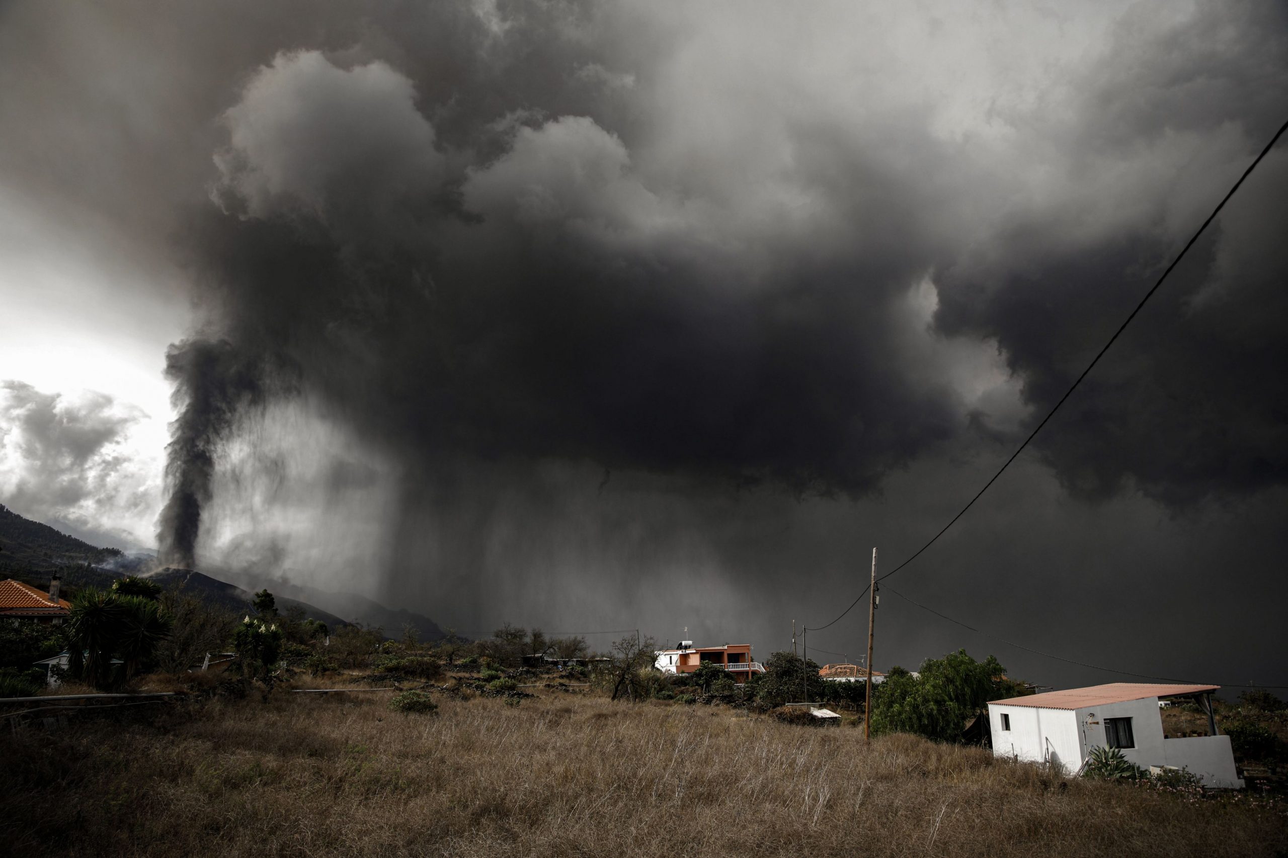 România va fi tranzitată de un nor de cenușă de la erupția vulcanică din La Palma, Spania. ANM: Valorile de sulf sunt la un nivel ridicat
