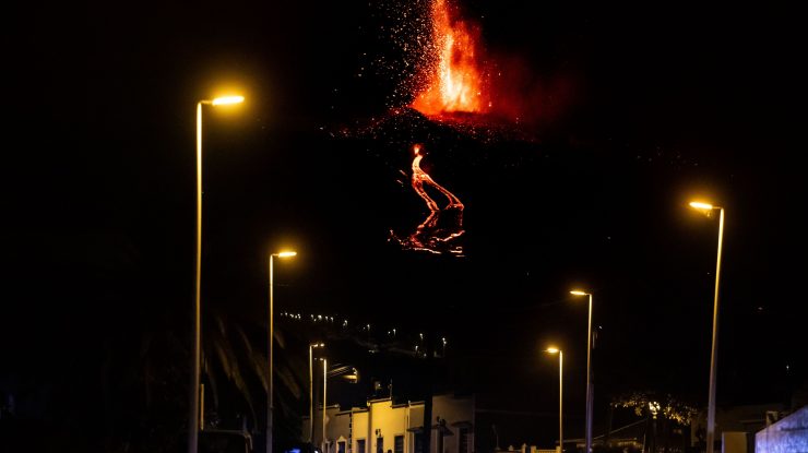 VIDEO. Pompierii fug din calea exploziilor vulcanice din La Palma. Erupția durează de zile întregi