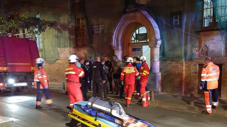 Incendiu provocat de un pacient la Spitalul de Psihiatrie din Arad. Trei pacienți și trei cadre medicale s-au intoxicat cu fum. FOTO