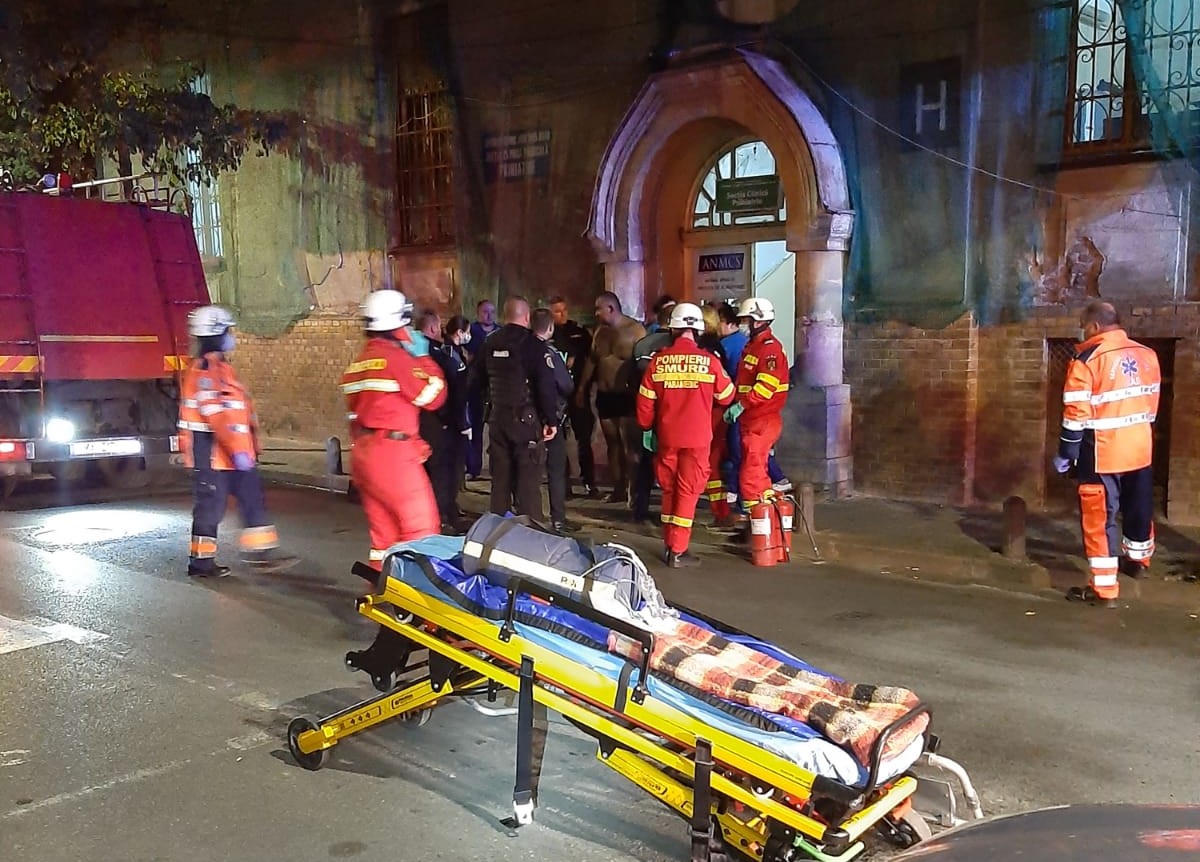 Incendiu provocat de un pacient la Spitalul de Psihiatrie din Arad. Trei pacienți și trei cadre medicale s-au intoxicat cu fum. FOTO