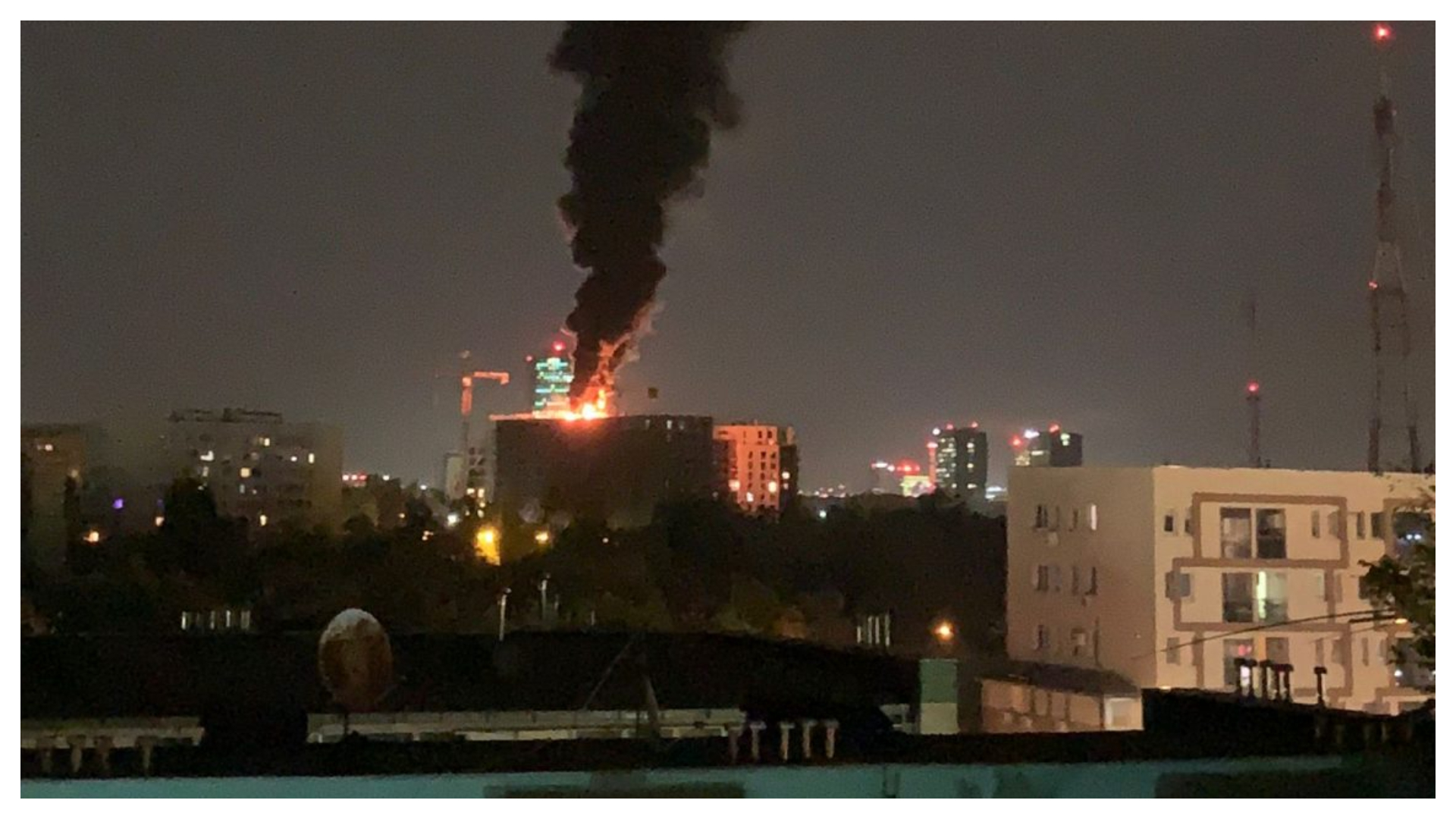 Incendiu puternic în Sectorul 1 al Capitalei, la un bloc cu 12 etaje aflat în construcție