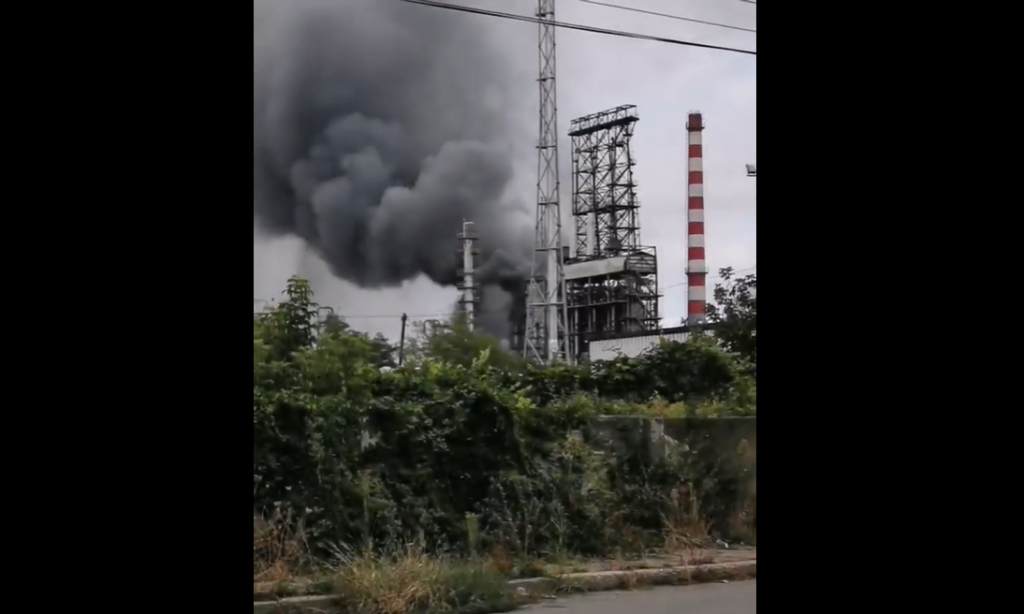 Fum dens la rafinăria din Ploiești