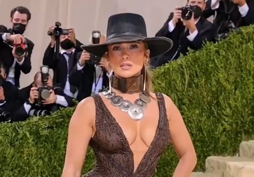 Met Gala 2021. Ce ținute au purtat vedetele: Jennifer Lopez, în centrul atenției pe covorul roșu. VIDEO