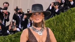 Met Gala 2021. Ce ținute au purtat vedetele: Jennifer Lopez, în centrul atenției pe covorul roșu. VIDEO