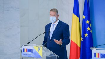 VIDEO: Klaus Iohannis s-a contrazis în aceeași frază: „La noi sunt foarte mulți români care s-au vaccinat. E păcat că sunt așa puțini!”
