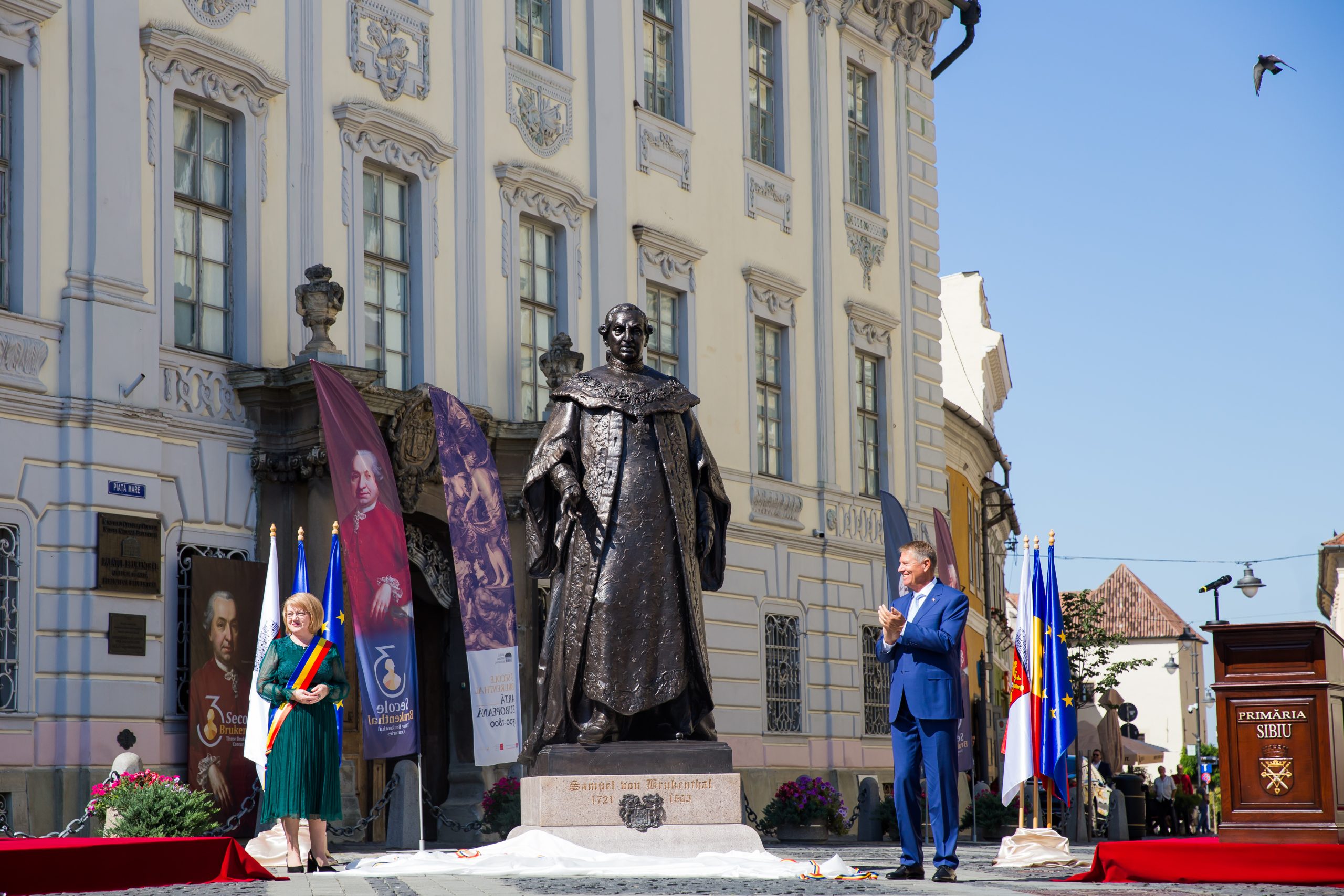 Iohannis, criticat după dezvelirea statuii lui Brukenthal, cel care, la 1784, i-a tras pe roată pe Horea, Cloșca și Crișan