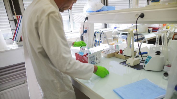 Cercetător care se află într-un laborator.