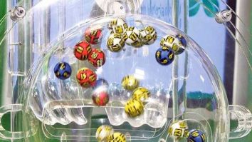 A început Loteria vaccinării. Ce trebuie să faci pentru a te înscrie și care sunt premiile