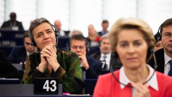 VIDEO. Comisarul pentru concurență al UE a tricotat în timpul discursului susținut de Ursula von der Leyen