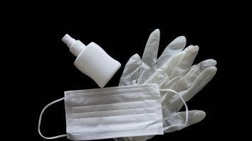 Masca și mănuși de protecție.