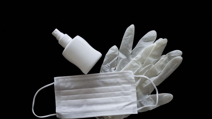 Masca și mănuși de protecție.