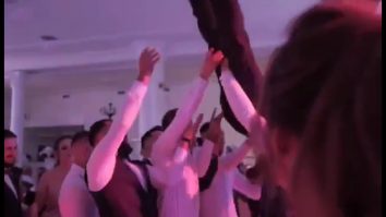 VIDEO. Un mire din Băile Felix și-a fracturat coloana după ce prietenii lui l-au aruncat în sus și l-au scăpat