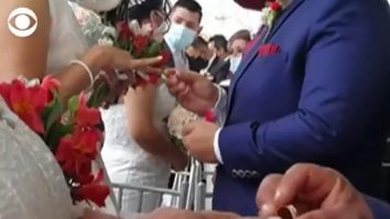 Țara unde pandemia nu a rărit nunțile. Aproape 200 de cupluri, de la 24 la 87 de ani, s-au căsătorit într-o ceremonie comună