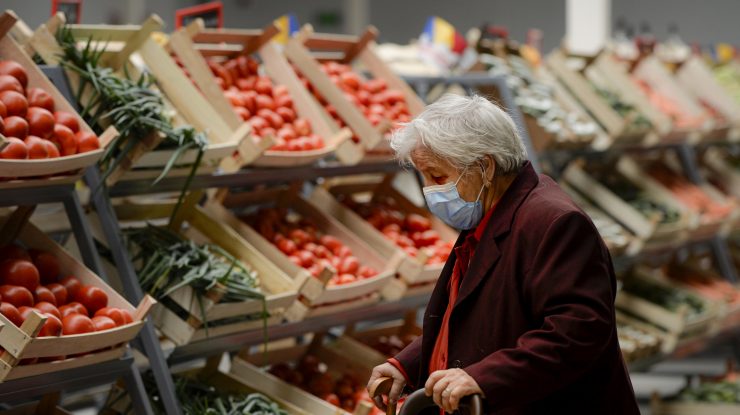 O femeie ce poarta masca de protectie isi face cumparaturile in timpul deschiderii "Pietei Romanilor", in cartierul Colentina din Bucuresti, sambata, 19 septembrie 2020. Potrivit organizatorilor, Piata Romanilor este prima piata dedicata exclusiv produselor traditional romanesti pentru pensionari si studenti. ANDREEA ALEXANDRU / MEDIAFAX FOTO