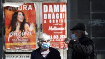 batrani cu masca pe strada in bucuresti