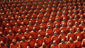 militari in combinezoane, la parada din coreea de nord.