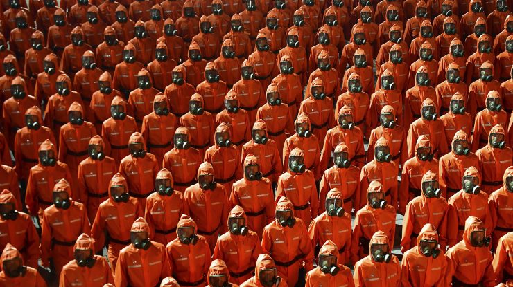 militari in combinezoane, la parada din coreea de nord.