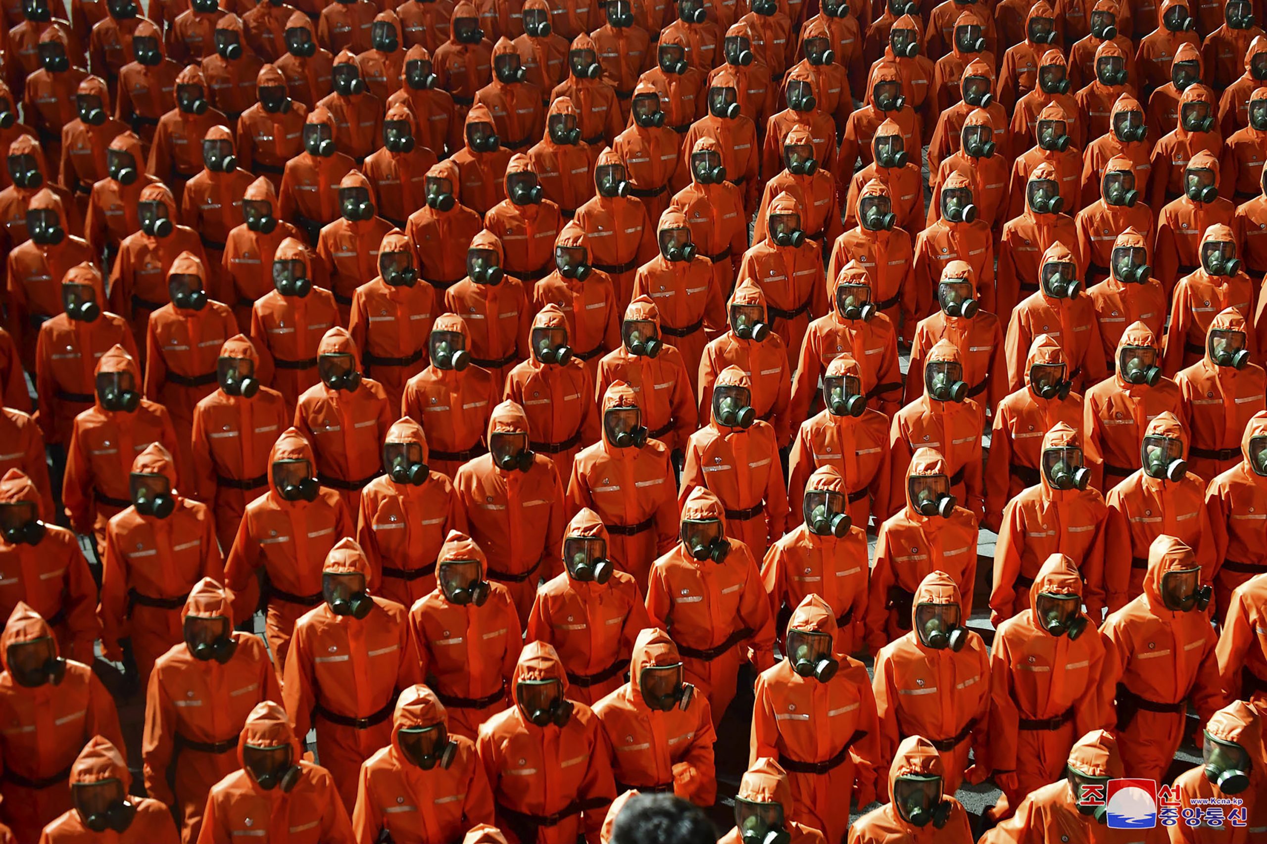 Paradă militară bizară în Coreea de Nord, la miezul nopții. Fără bombe nucleare, dar cu militari în combinezoane