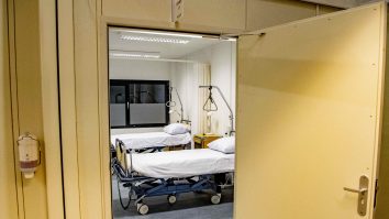 Cum e să te îmbolnăvești de COVID în țara în care virusul nu există oficial. Aflat în spital, un pacient a fost sfătuit să poarte mască împotriva prafului