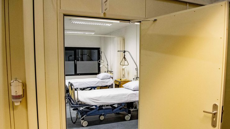 Cum e să te îmbolnăvești de COVID în țara în care virusul nu există oficial. Aflat în spital, un pacient a fost sfătuit să poarte mască împotriva prafului