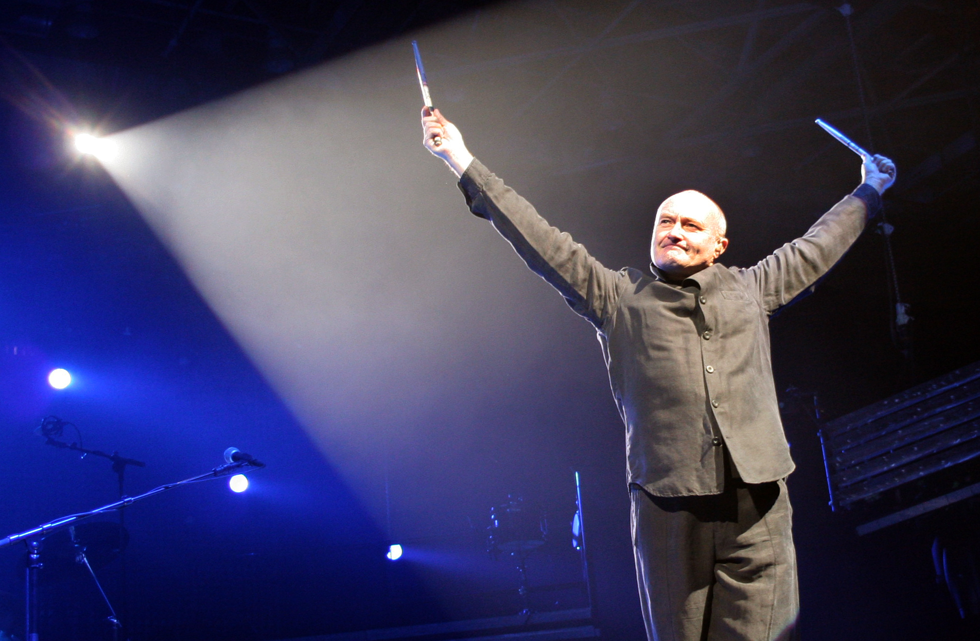 Legendarul Phil Collins nu mai poate cânta la tobe din cauza problemelor de sănătate: „Abia pot ține un băț cu mâna asta”