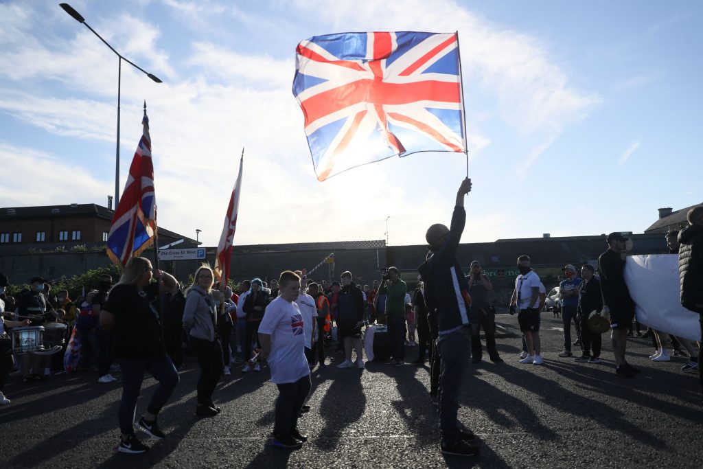 protest cu steaguri in marea britanie