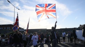 protest cu steaguri in marea britanie