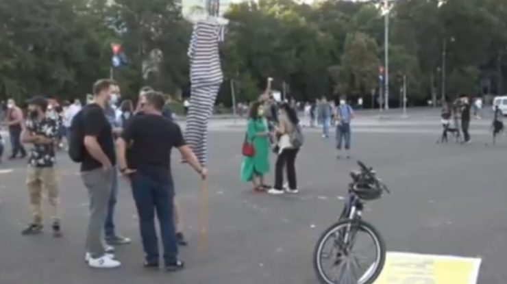 Protest în Piața Victoriei: Oamenii cer demisia premierului Florin Cîțu