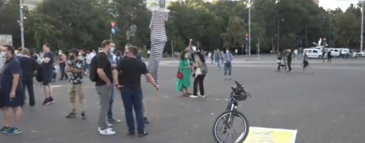 Protest în Piața Victoriei: Oamenii cer demisia premierului Florin Cîțu