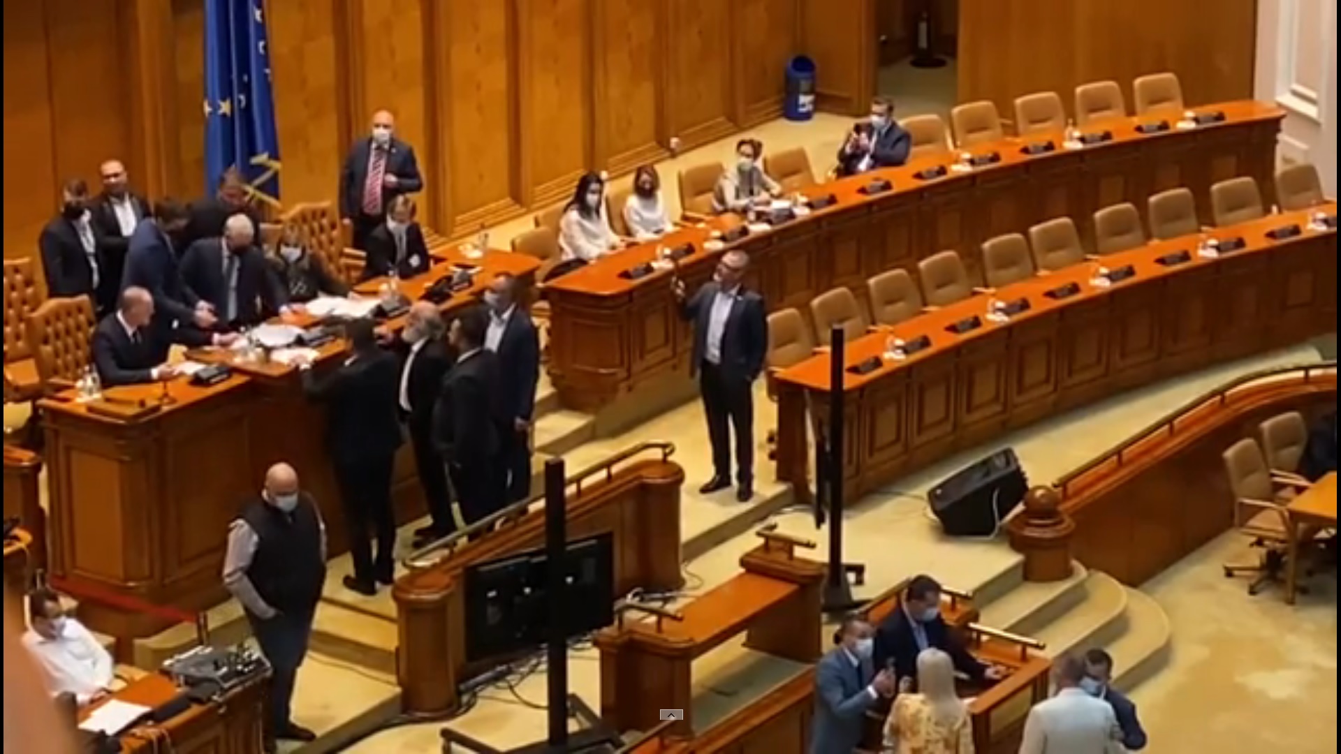 VIDEO. Haos în Parlament, înaintea citirii moțiunii. Florin Roman (PNL) a fost forțat de AUR să plece din sală