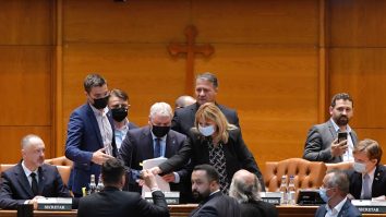 Deputatul PNL Florin Roman este obligat de deputati sa paraseasca prezidiul din sala de plen a Camerei Deputatilor, dupa ce a fost contestat ca presedinte de sedinta de catre parlamentarii USR PLUS si AUR, in timpul adunarii parlamentare dedicata citirii motiunii de cenzura la adresa premierului Florin Citu, joi, 9 septembrie 2021, la Palatul Parlamentului. ANDREEA ALEXANDRU / MEDIAFAX FOTO