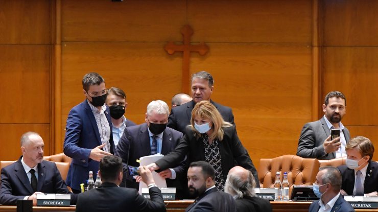 Deputatul PNL Florin Roman este obligat de deputati sa paraseasca prezidiul din sala de plen a Camerei Deputatilor, dupa ce a fost contestat ca presedinte de sedinta de catre parlamentarii USR PLUS si AUR, in timpul adunarii parlamentare dedicata citirii motiunii de cenzura la adresa premierului Florin Citu, joi, 9 septembrie 2021, la Palatul Parlamentului. ANDREEA ALEXANDRU / MEDIAFAX FOTO