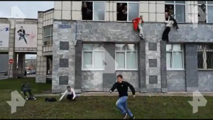 Studenți care sar de la fereastra unei universități din Rusia.