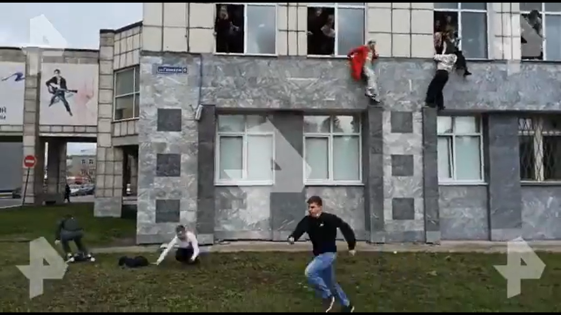 Atac armat la o universitate din Rusia. Imagini șocante cu studenții care sar de la fereastră. Atacatorul a fost prins. VIDEO
