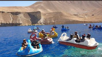 Imagini incredibile: După mașinuțe și săli de sport, talibanii înarmați s-au dat cu hidrobicicletele