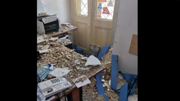 O parte din tencuială a căzut peste birourile  polițiștilor de la Secția 3 din București. „Domnule ministru, raportăm: Ne cade tavanul în cap”